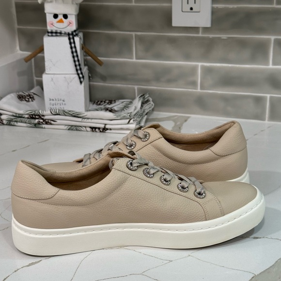 Vaneli Ysenia. Women’s Size 10. Color cream. - Picture 10 of 12